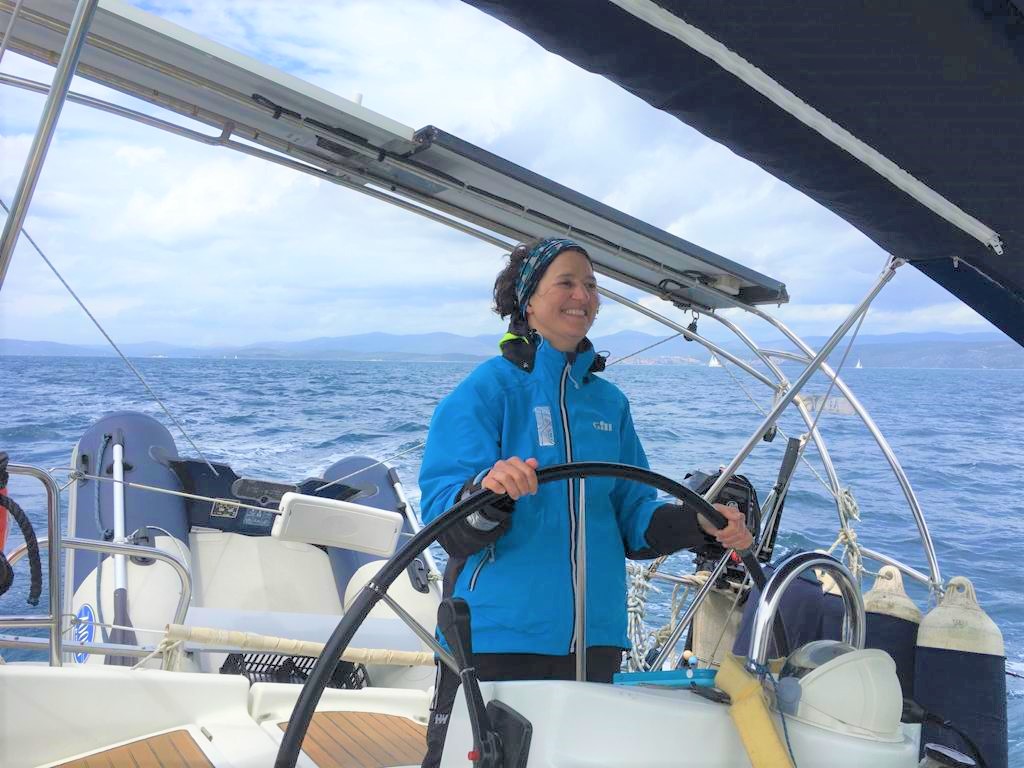 Elisabeth, sailing woman at the helm.